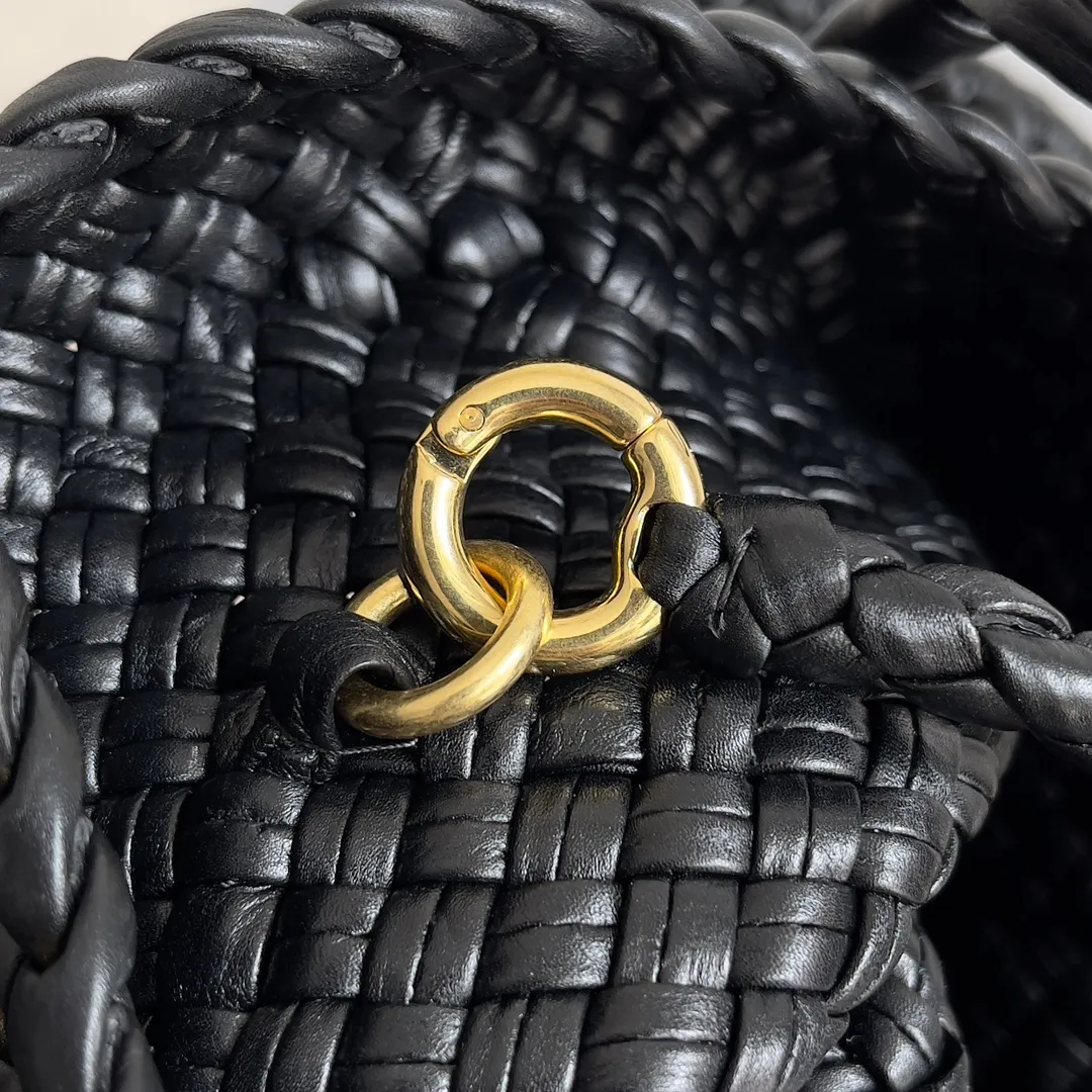 Batch 3760 BV collectible small woven handbags are really YYDS!! Bottega Veneta’s most classic small woven handbags are back! ! We use the highest quality leather with the highest craftsmanship❤️ to create the most expensive works. We have created the Intrecciato leather weaving process❤️ This unique traditional exclusive leather weaving method has not only become our logo but also reflects the time-consuming and labor-intensive craftsmanship of our products❤️ The new TOSCA handbag must be a selection worth collecting🆕 Style number: 776755 Size: 20*15.5*7cm